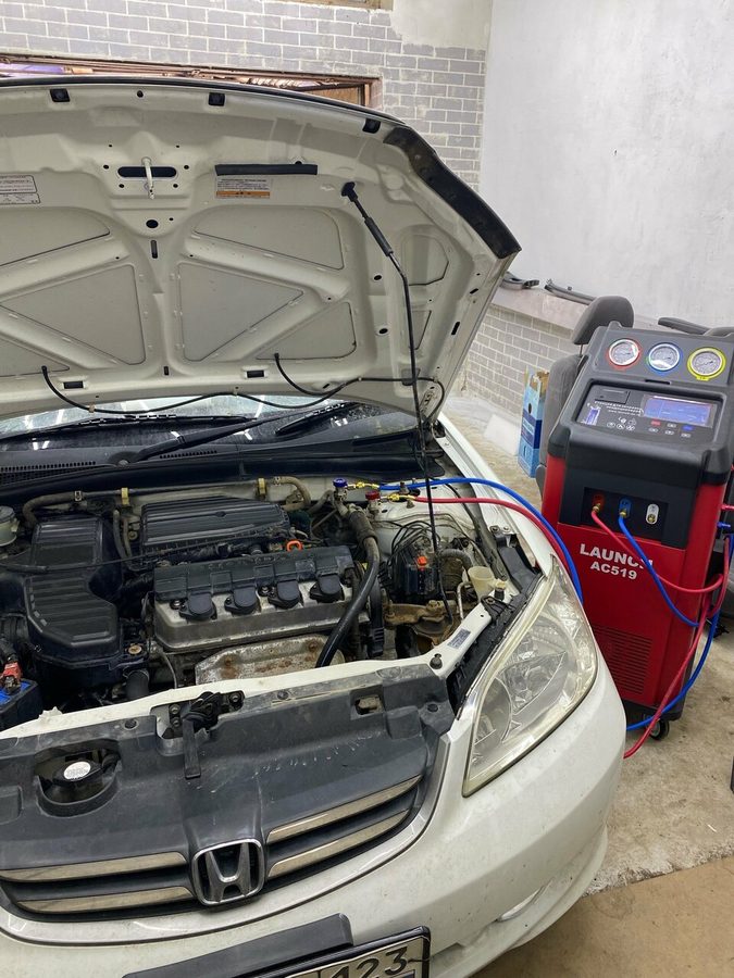 Honda на заправке кондиционера